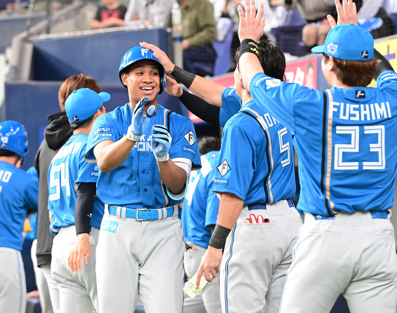 オリックス対日本ハム　8回表日本ハム2死一、二塁、左越えに勝ち越し3点本塁打を放ちナインに迎えられる万波（撮影・和賀正仁）