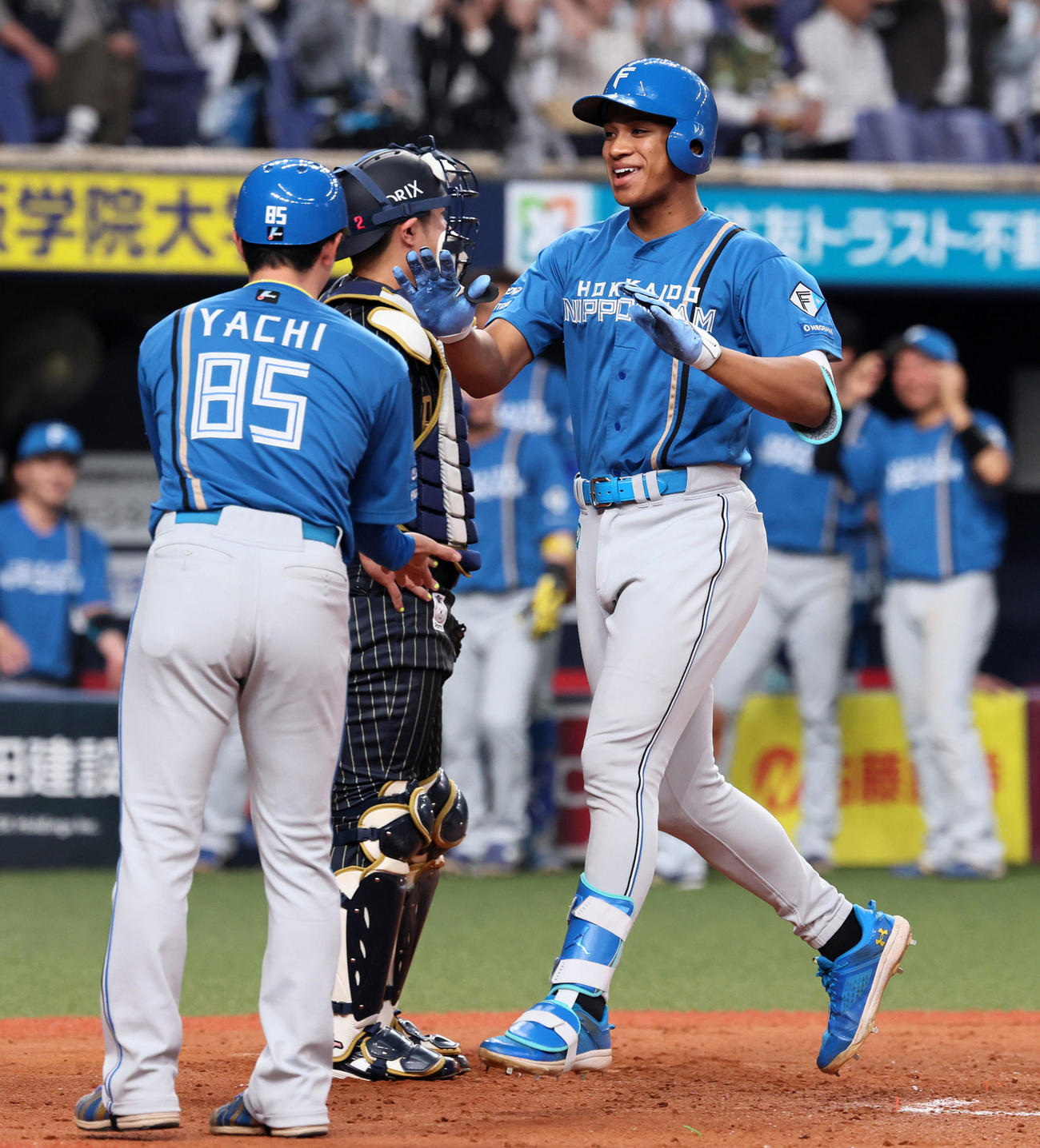 オリックス対日本ハム　8回表日本ハム2死一、二塁、代打万波は左越え3点本塁打を放ち生還（撮影・加藤哉）