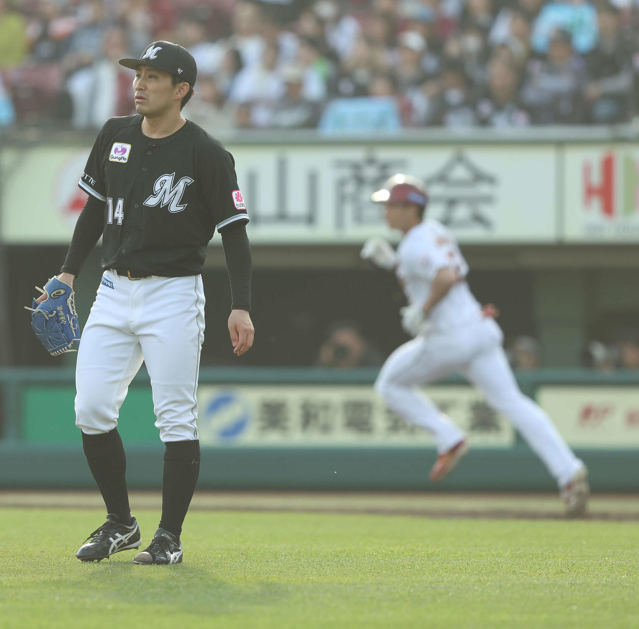 楽天対ロッテ　2回裏楽天2死三塁、中島を左飛に抑える小島（撮影・河田真司）