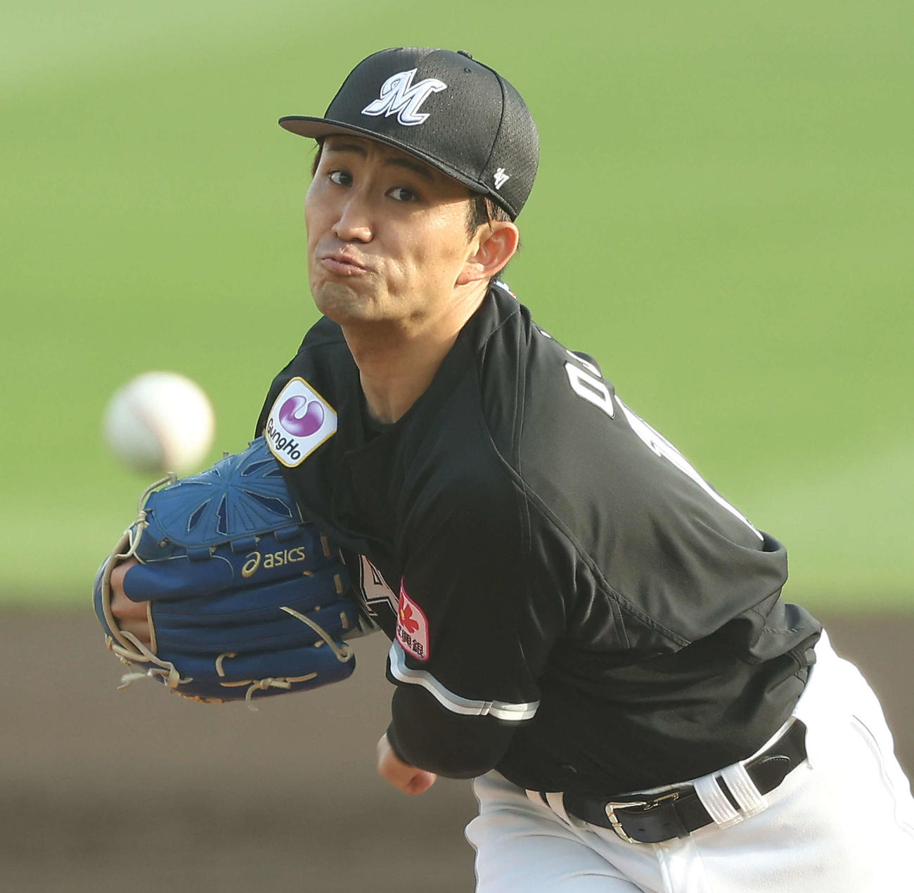 楽天対ロッテ　2回裏、力投する小島（撮影・河田真司）