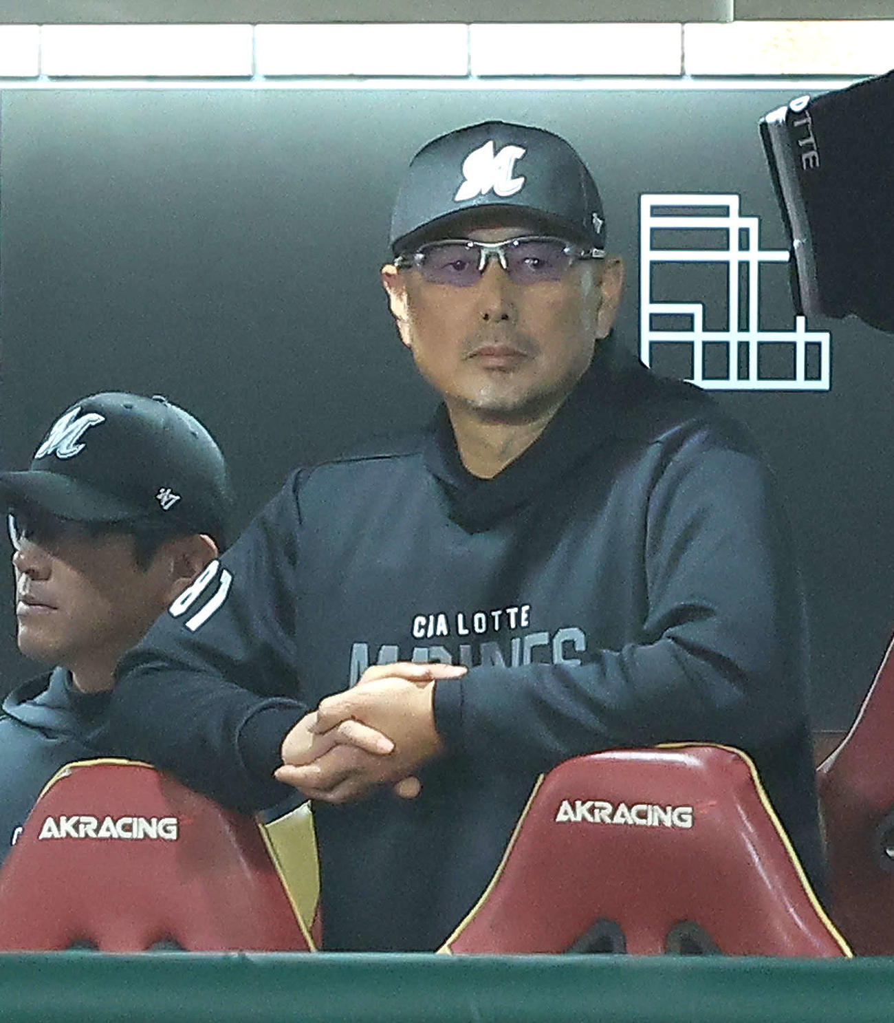 楽天対ロッテ　8回表、戦況を見守る吉井監督（撮影・河田真司）