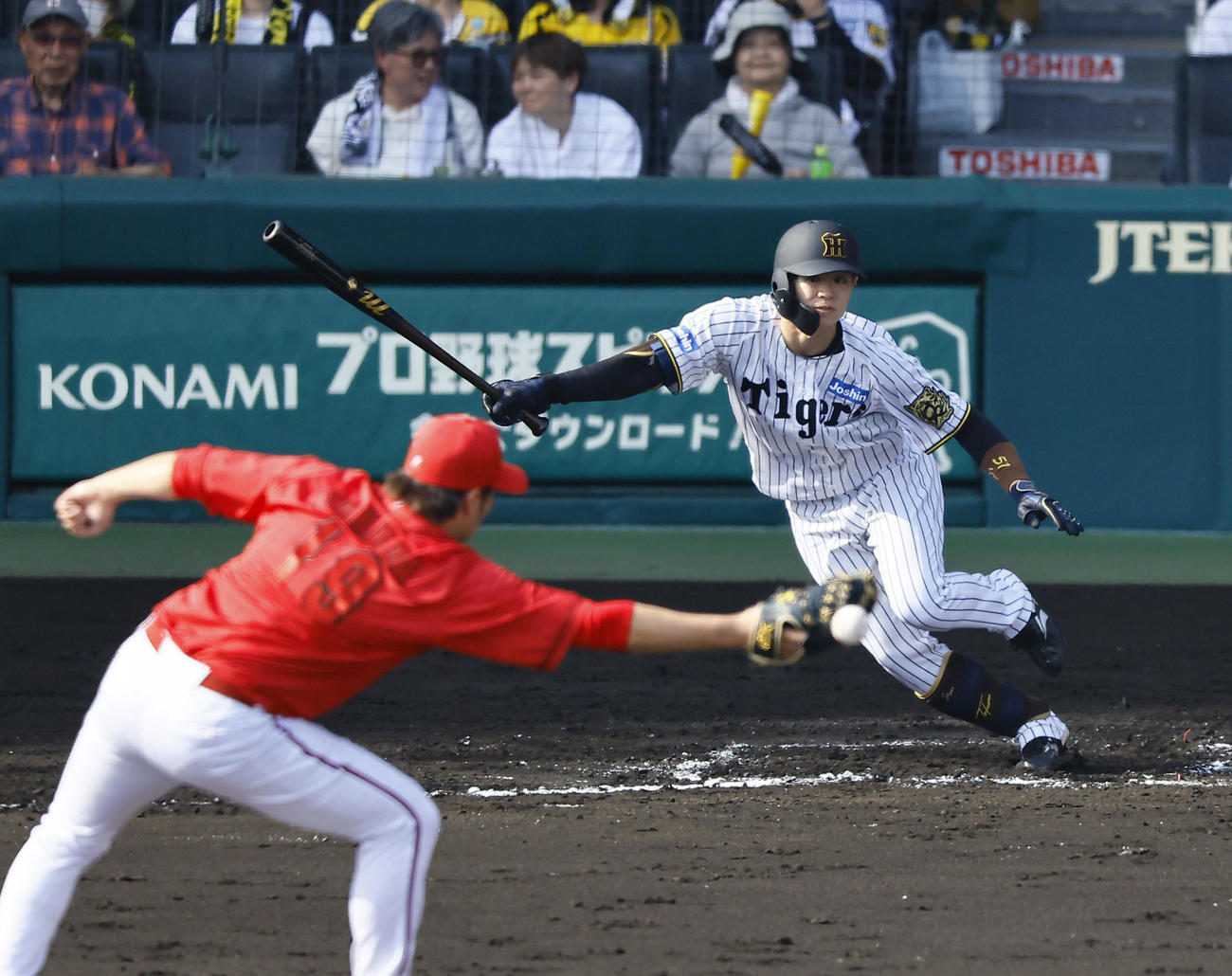 阪神対広島　6回裏阪神2死、中野は中前打を放つ。投手床田（撮影・藤尾明華）