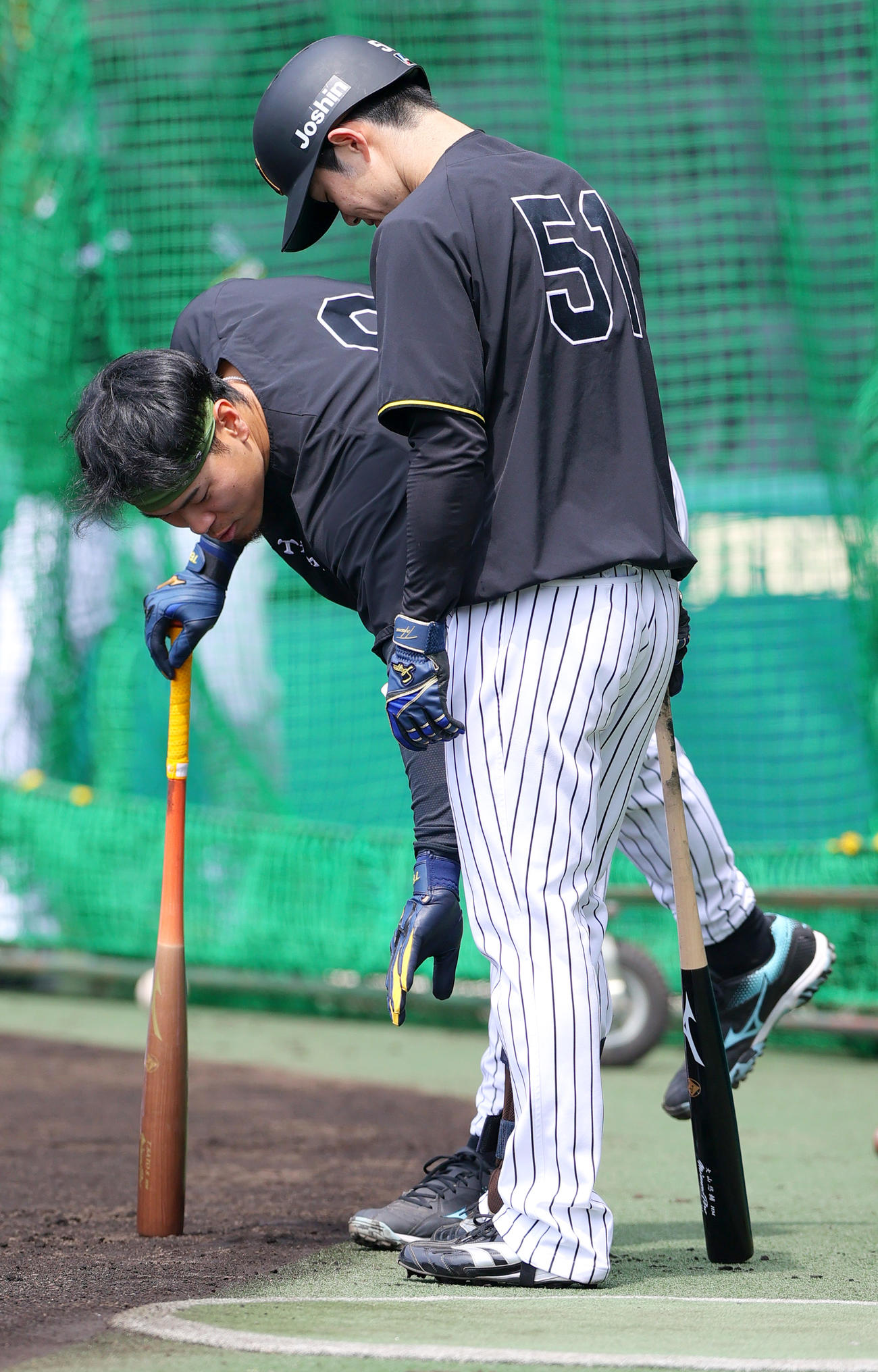 阪神対広島　前日の試合で自打球した阪神中野（手前）の足を気にする佐藤輝（撮影・上山淳一）