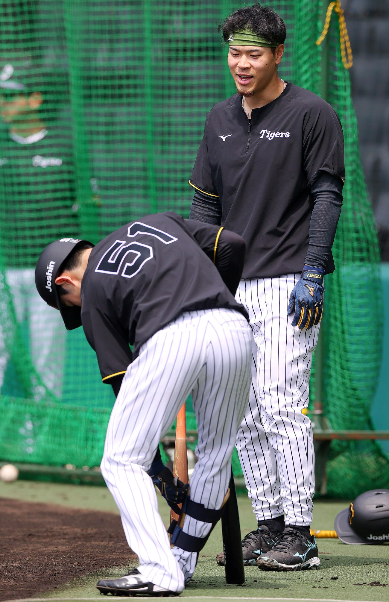 阪神対広島　前日の試合で自打球した阪神中野（手前）の足を気にする佐藤輝（撮影・上山淳一）