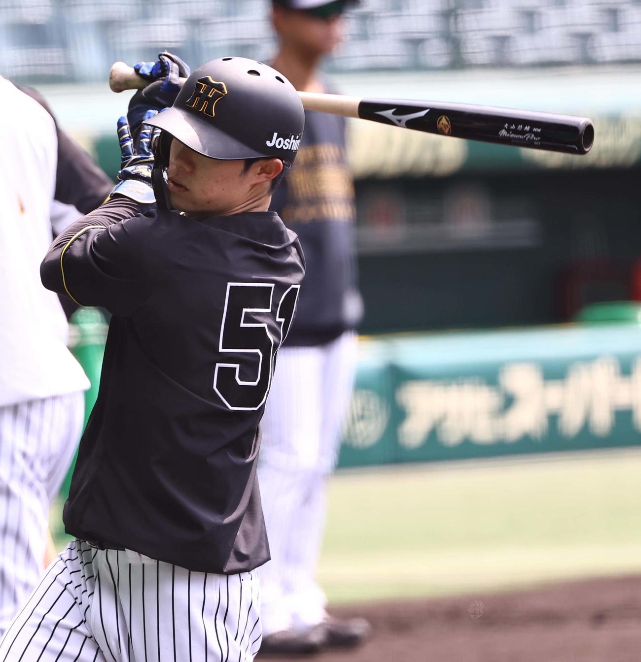 阪神対広島　大山のバットで打撃練習をする中野（撮影・上田博志）