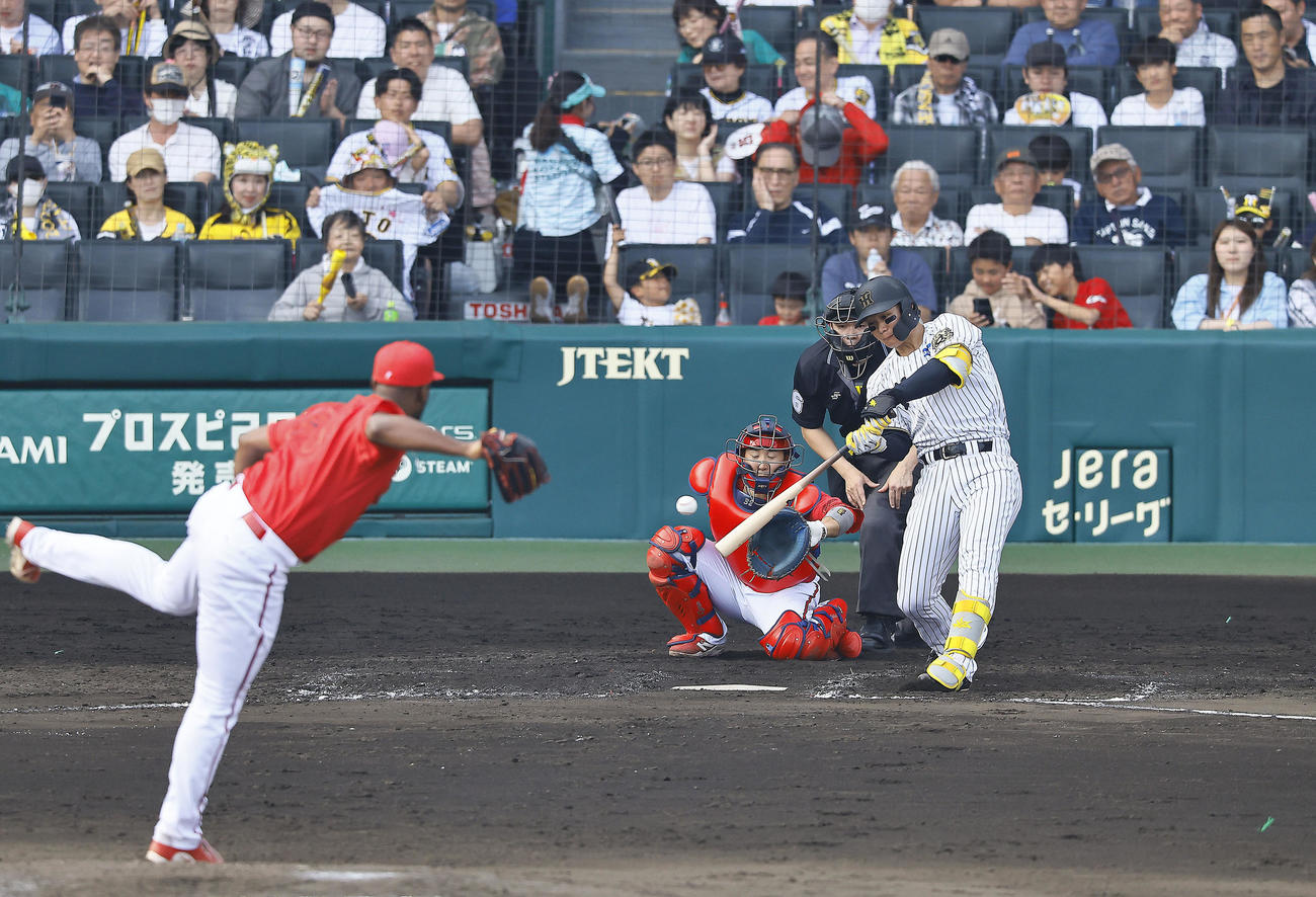 阪神対広島　8回裏阪神1死、森下は右前打を放つ（撮影・藤尾明華）