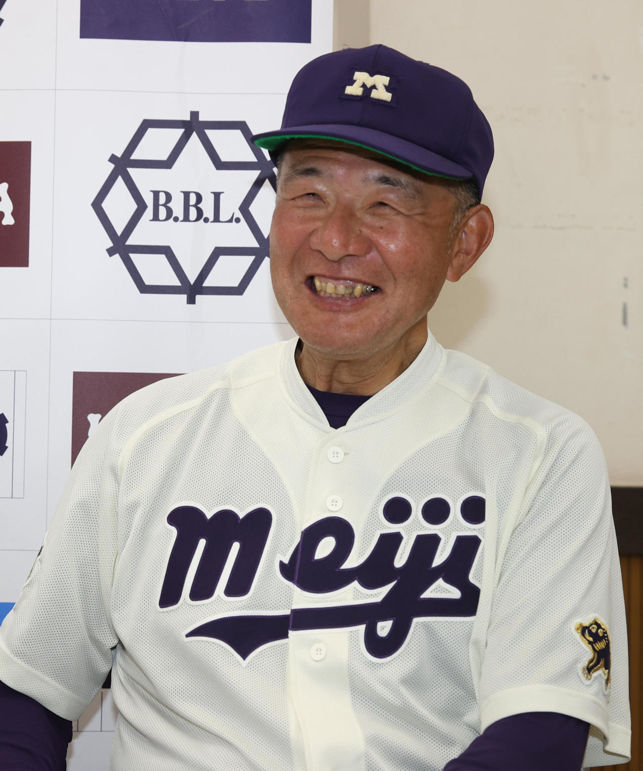初陣初勝利に笑顔を見せる明大・戸塚監督（撮影・柴田隆二）