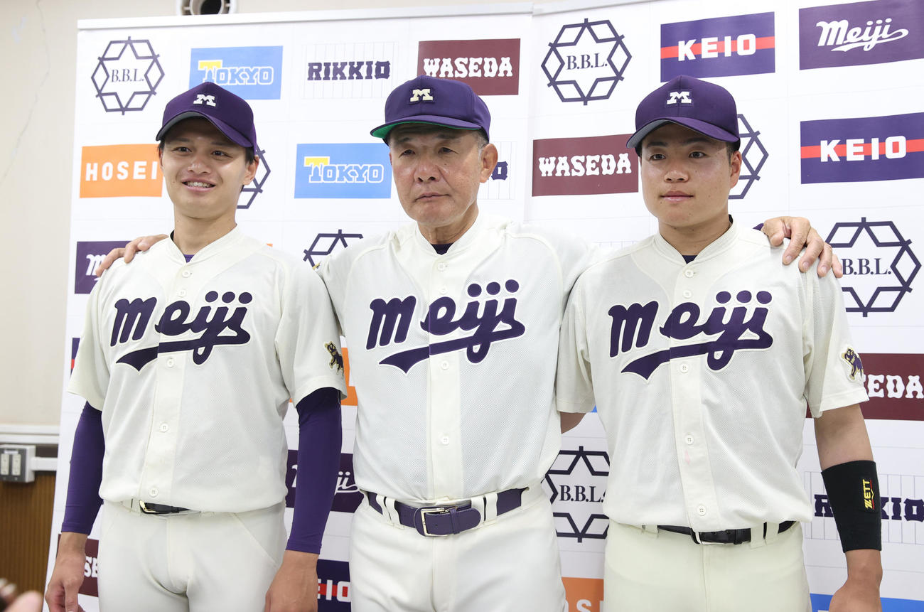 勝利に笑顔を見せる明大・毛利、戸塚監督、田上（撮影・柴田隆二）
