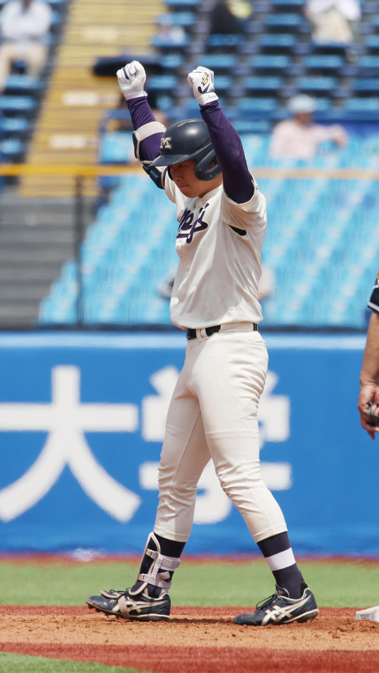 明大対東大　4回表明大1死二塁、光弘は中越えに適時二塁打を放ちガッツポーズする（撮影・柴田隆二）