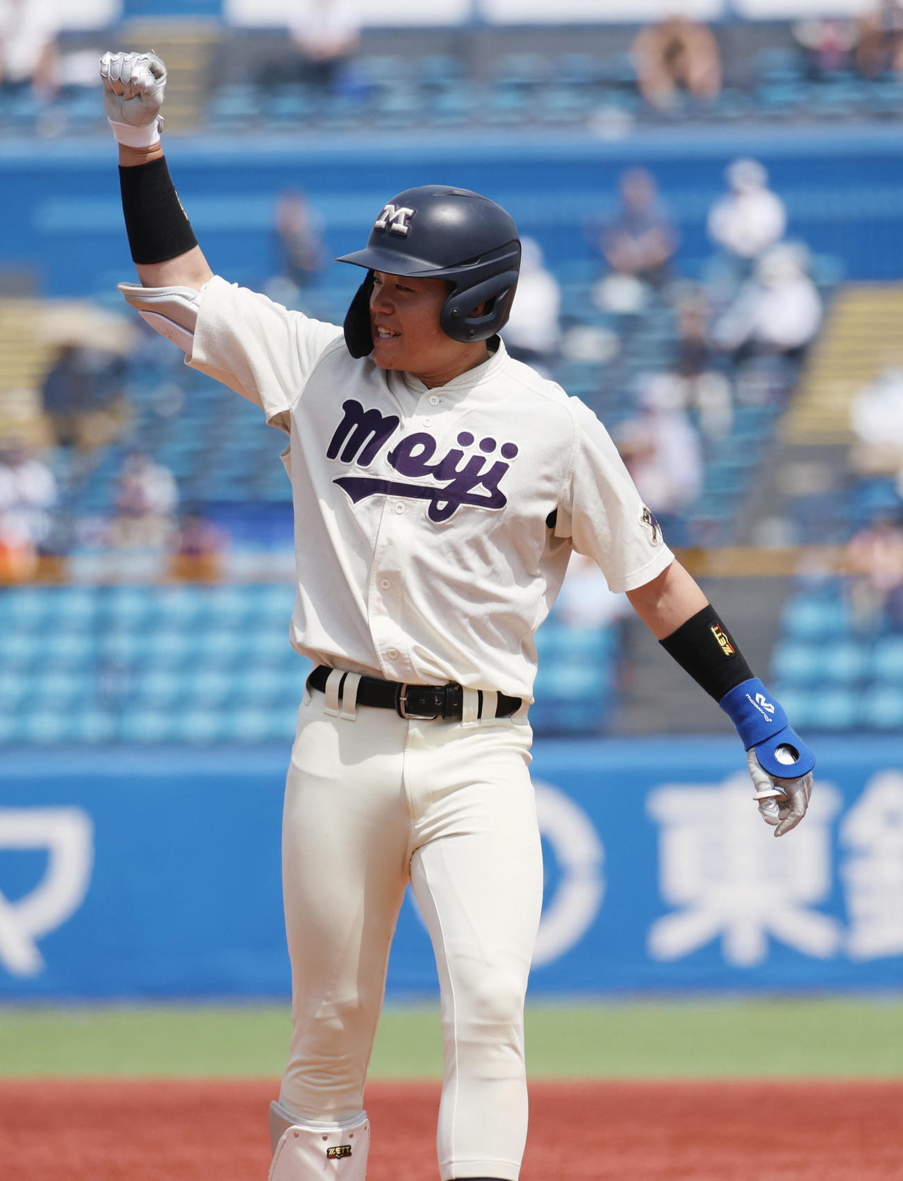明大対東大　3回表明大2死一、三塁、田上は中前に適時打を放ちガッツポーズする（撮影・柴田隆二）
