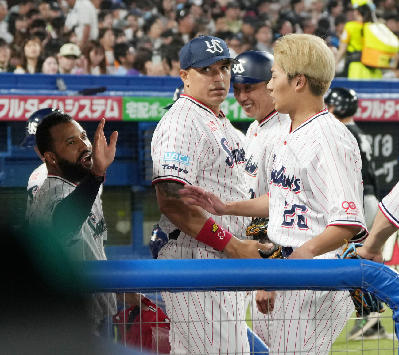 ヤクルト対巨人　2回裏ヤクルト2死三塁、山野（右）は右適時二塁打を放ち、左からサンタナ、オスナの祝福を受ける（撮影・小沢裕）