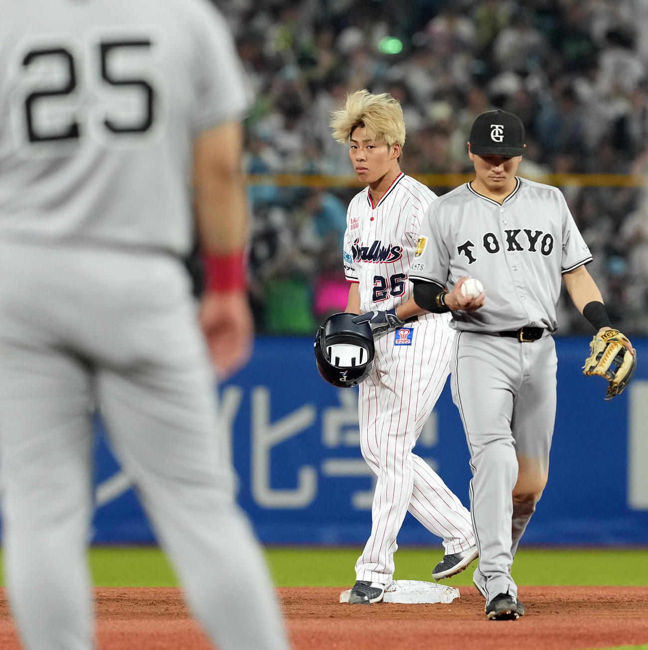 ヤクルト対巨人　2回裏ヤクルト2死三塁、右前に適時二塁打を放った山野（撮影・たえ見朱実）