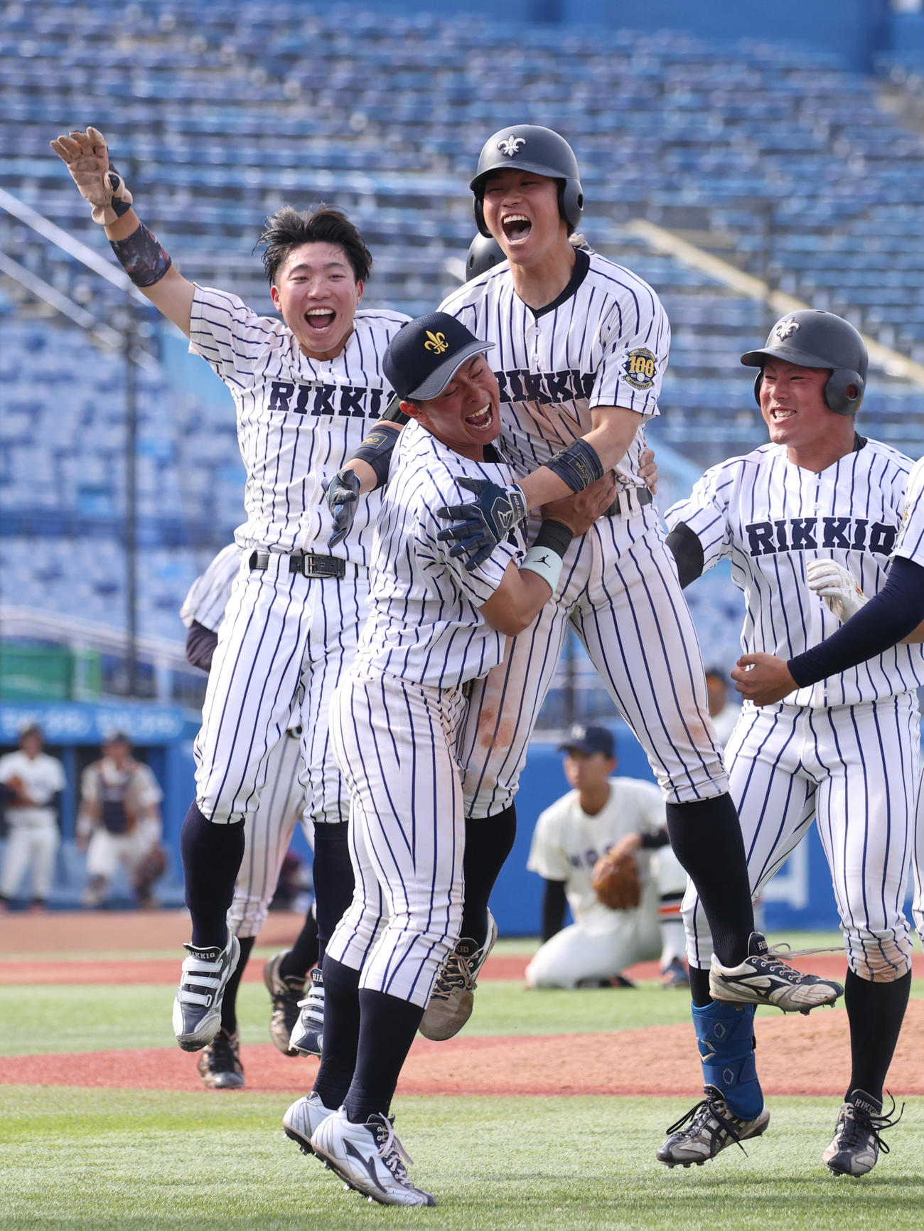 法大対立大　9回裏立大2死満塁、野村（右から2人目）はサヨナラ三塁適時内野安打を放ちナインと抱き合う（撮影・柴田隆二）