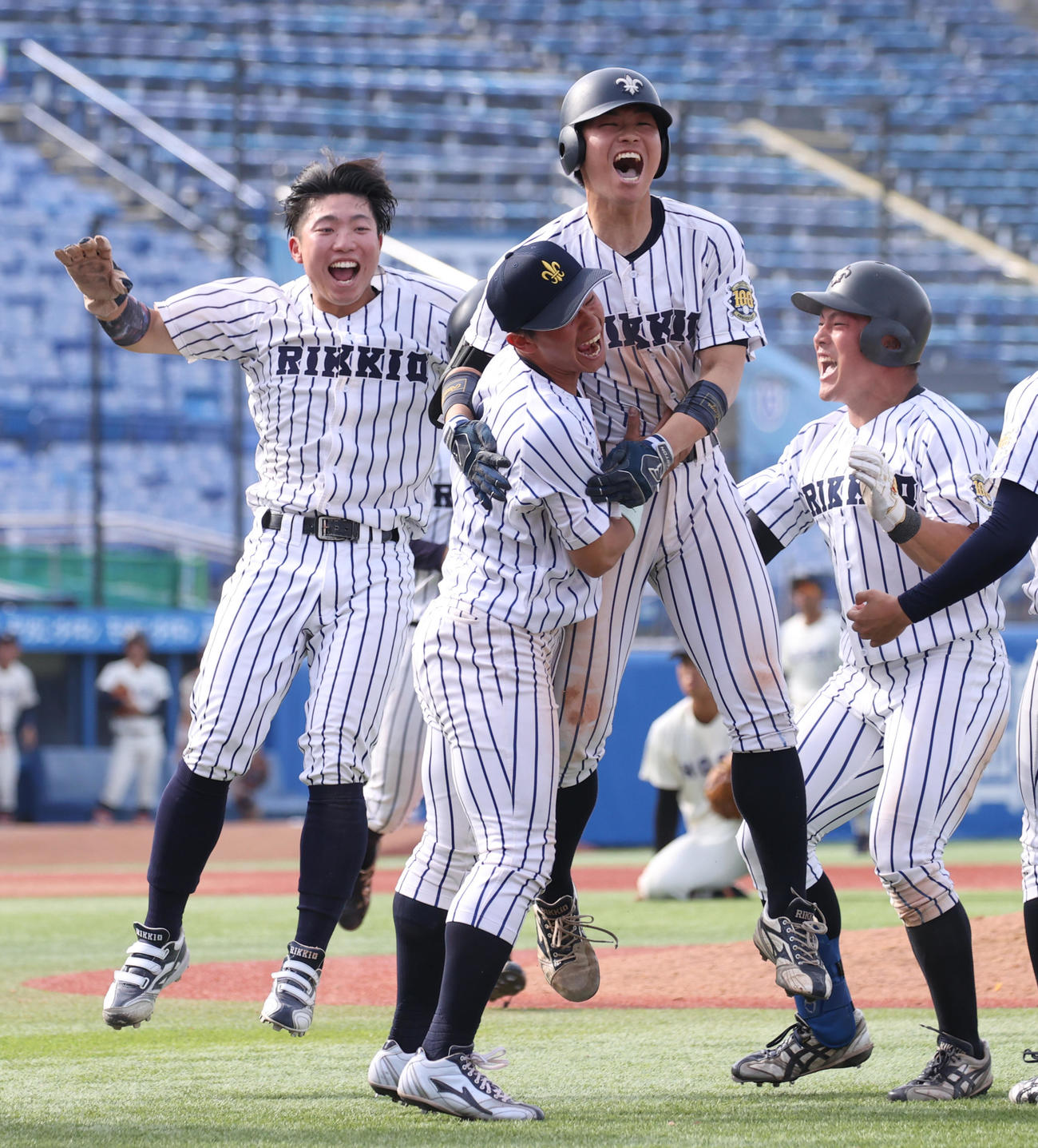 法大対立大　9回裏立大2死満塁、野村（右から2人目）はサヨナラ三塁適時内野安打を放ちナインと抱き合う（撮影・柴田隆二）