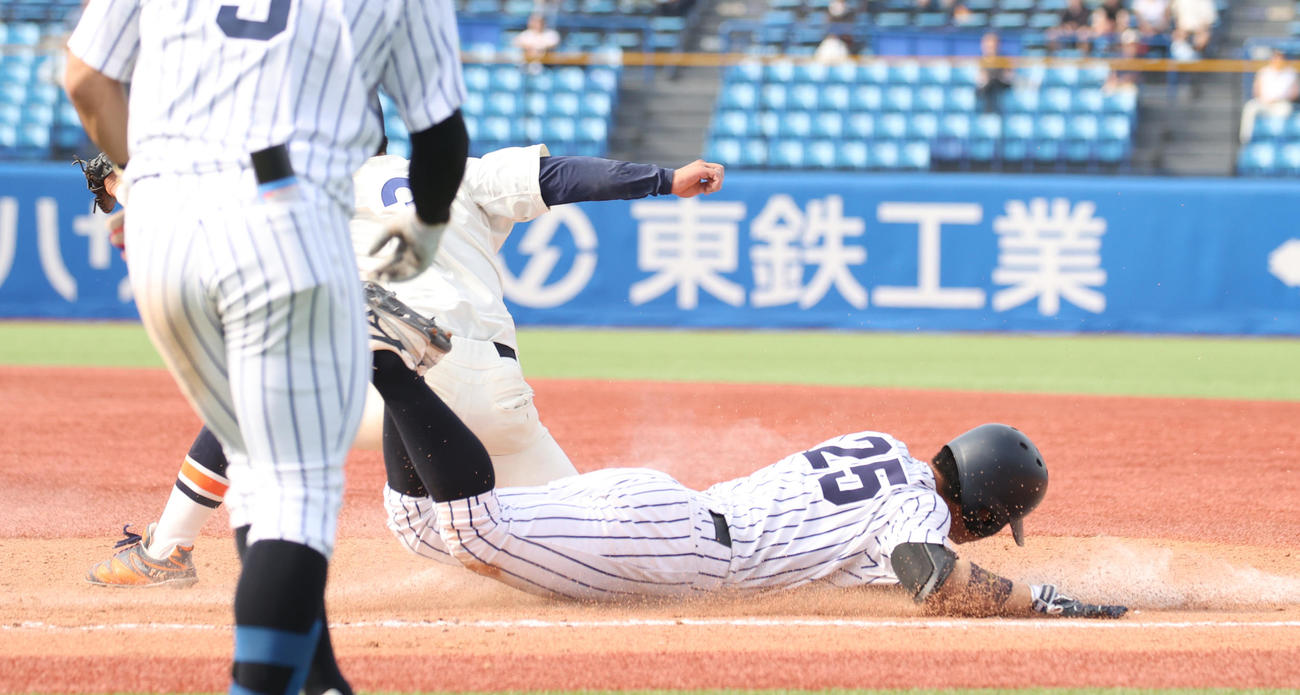 法大対立大　9回裏立大2死満塁、野村はサヨナラ三塁適時内野安打を放ちヘッドスライディングする（撮影・柴田隆二）