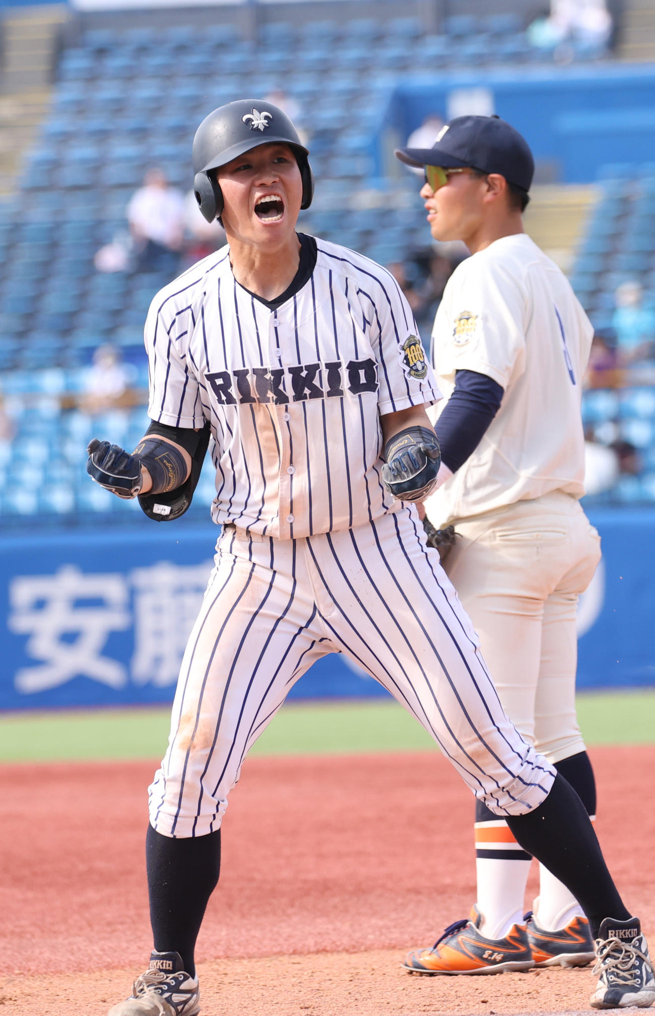 法大対立大　9回裏立大2死満塁、野村はサヨナラ三塁適時内野安打を放ちガッツポーズする（撮影・柴田隆二）
