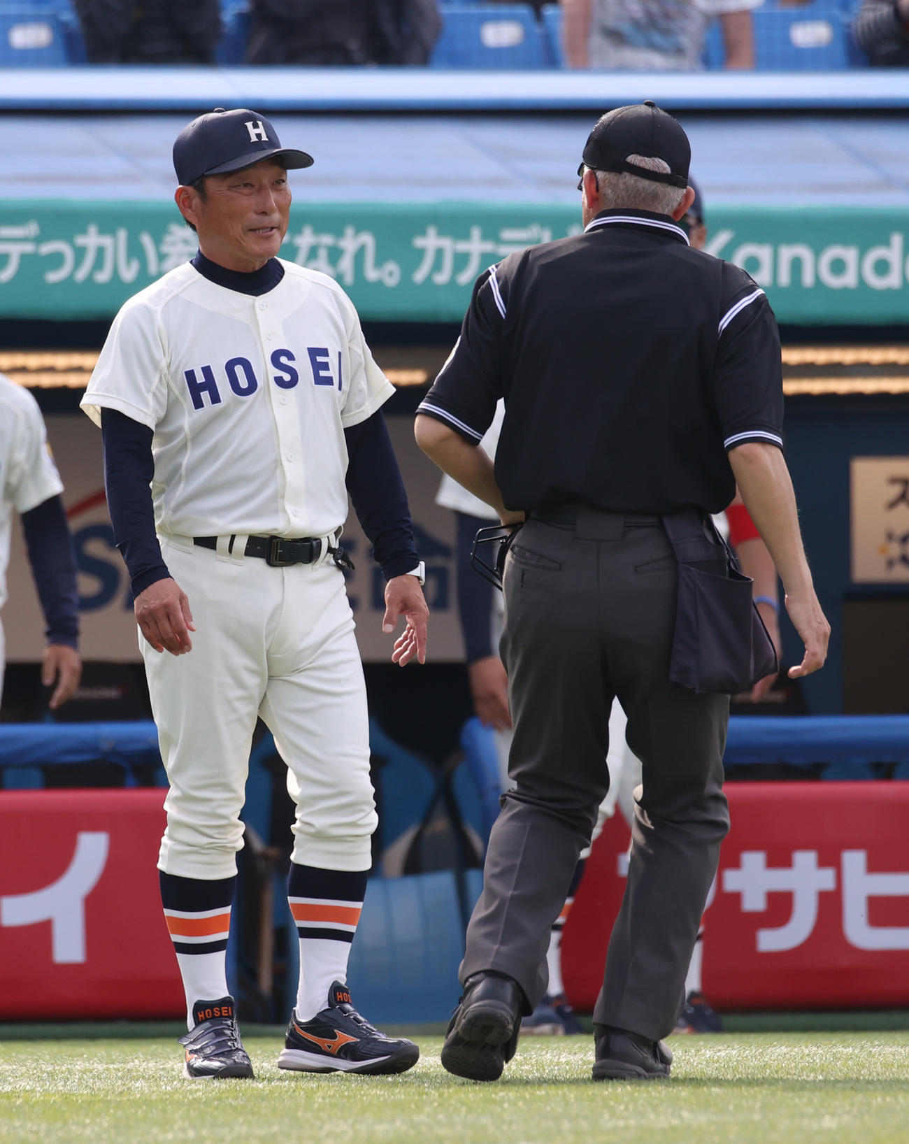 法大対立大　9回裏立大2死満塁、野村のサヨナラ三塁適時内野安打で、法大・大島監督（左）は青木球審にビデオ検証を要求した（撮影・柴田隆二）
