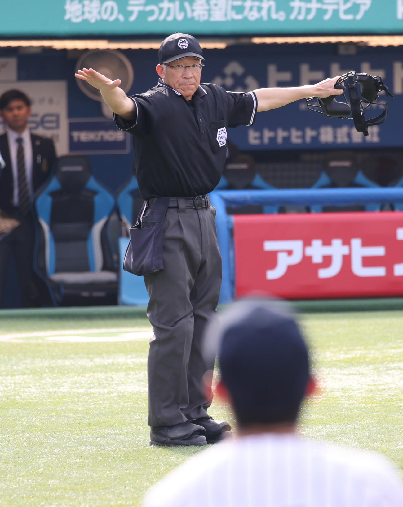 法大対立大　9回裏立大2死満塁、野村のサヨナラ三塁適時内野安打のビデオ検証の結果、青木球審はセーフと判定した（撮影・柴田隆二）