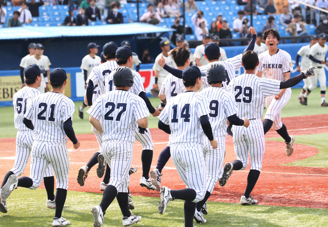 法大対立大　9回裏立大2死満塁、野村のサヨナラ三塁適時内野安打のビデオ検証の結果、セーフの判定に喜ぶ立大ナイン（撮影・柴田隆二）