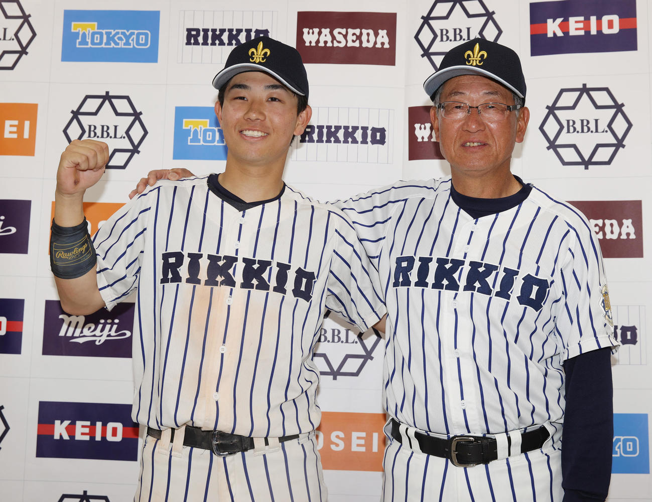 法大対立大　サヨナラ打の立大・野村（左）は木村監督と笑顔を見せる（撮影・柴田隆二）