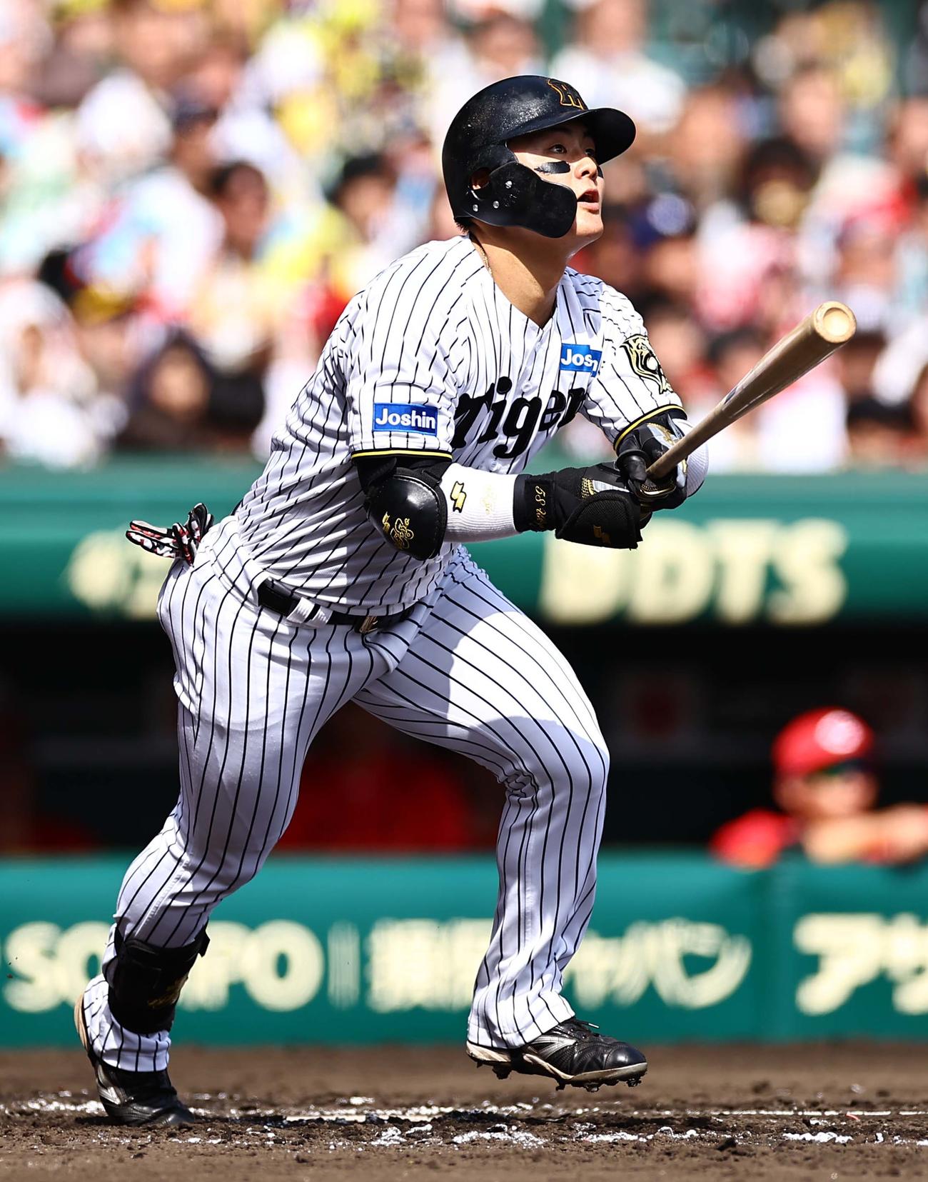 阪神対広島　2回裏阪神1死、前川は右越え三塁打を放つ（撮影・上田博志）