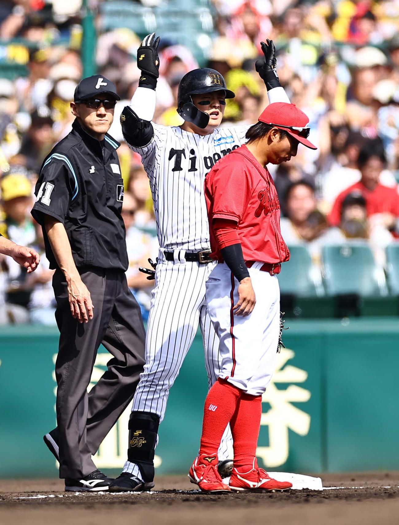 阪神対広島　2回裏阪神1死、前川は右越え三塁打を放つも頭を抱える（撮影・上田博志）
