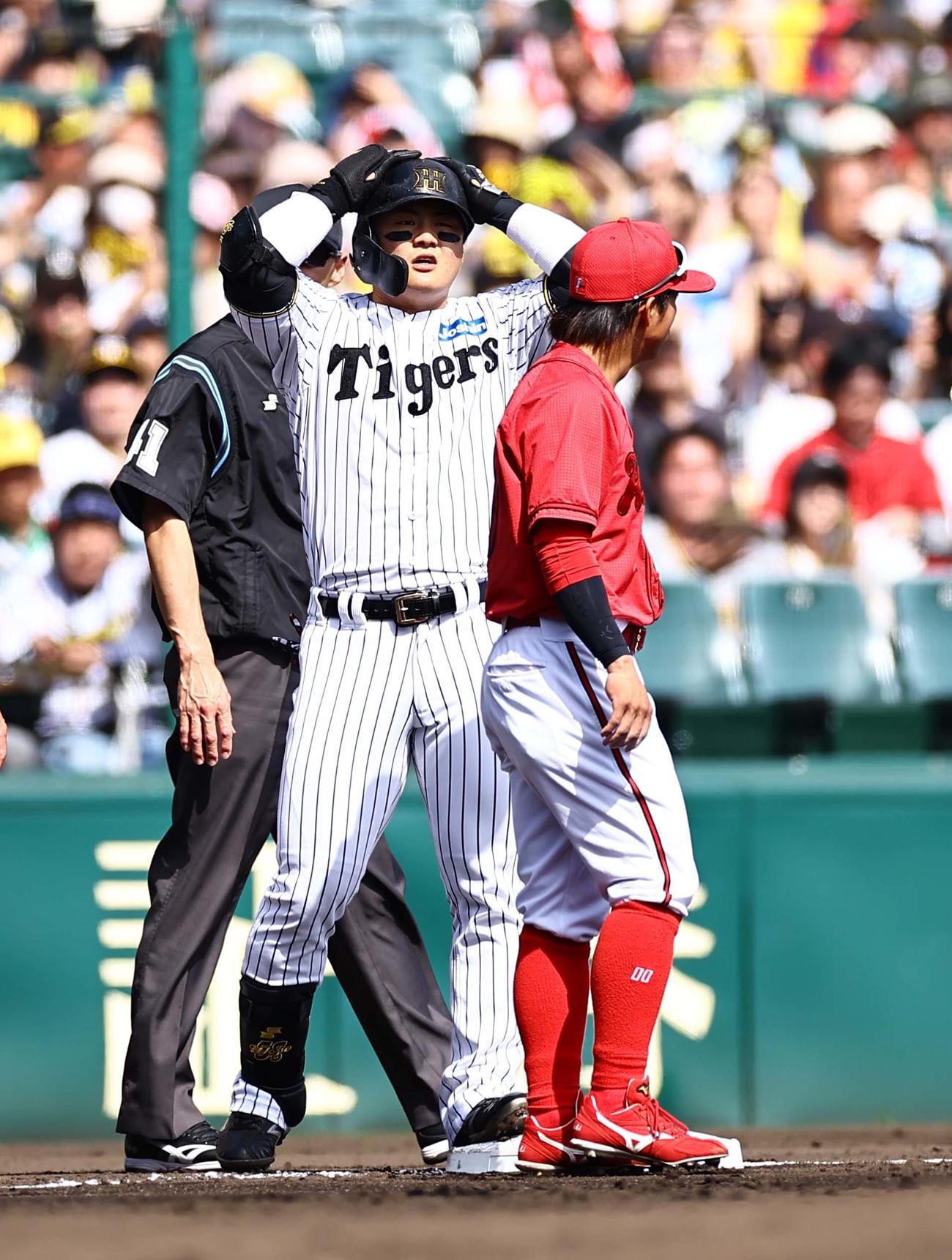 阪神対広島　2回裏阪神1死、前川は右越え三塁打を放つも頭を抱える（撮影・上田博志）