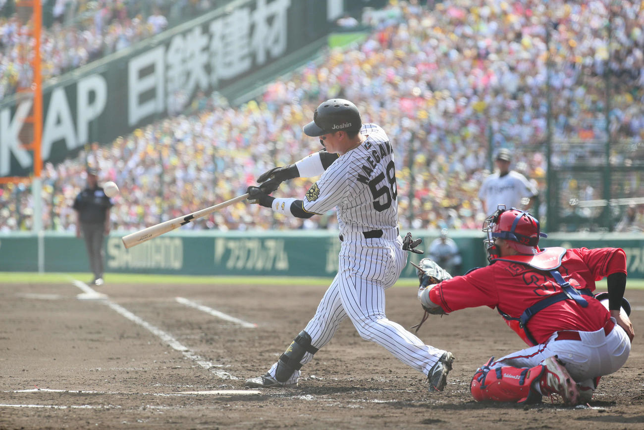 阪神対広島　2回裏阪神1死、前川は右越え三塁打を放つ（撮影・宮崎幸一）