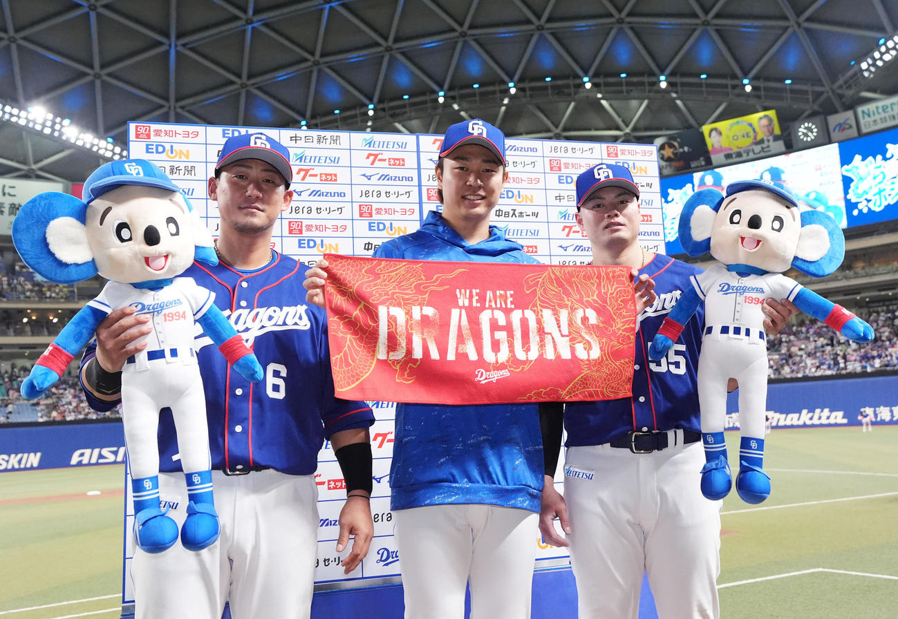 中日対DeNA　ヒーローインタビューを終えポーズを決める（左から）中田、細川、高橋宏（撮影・森本幸一）
