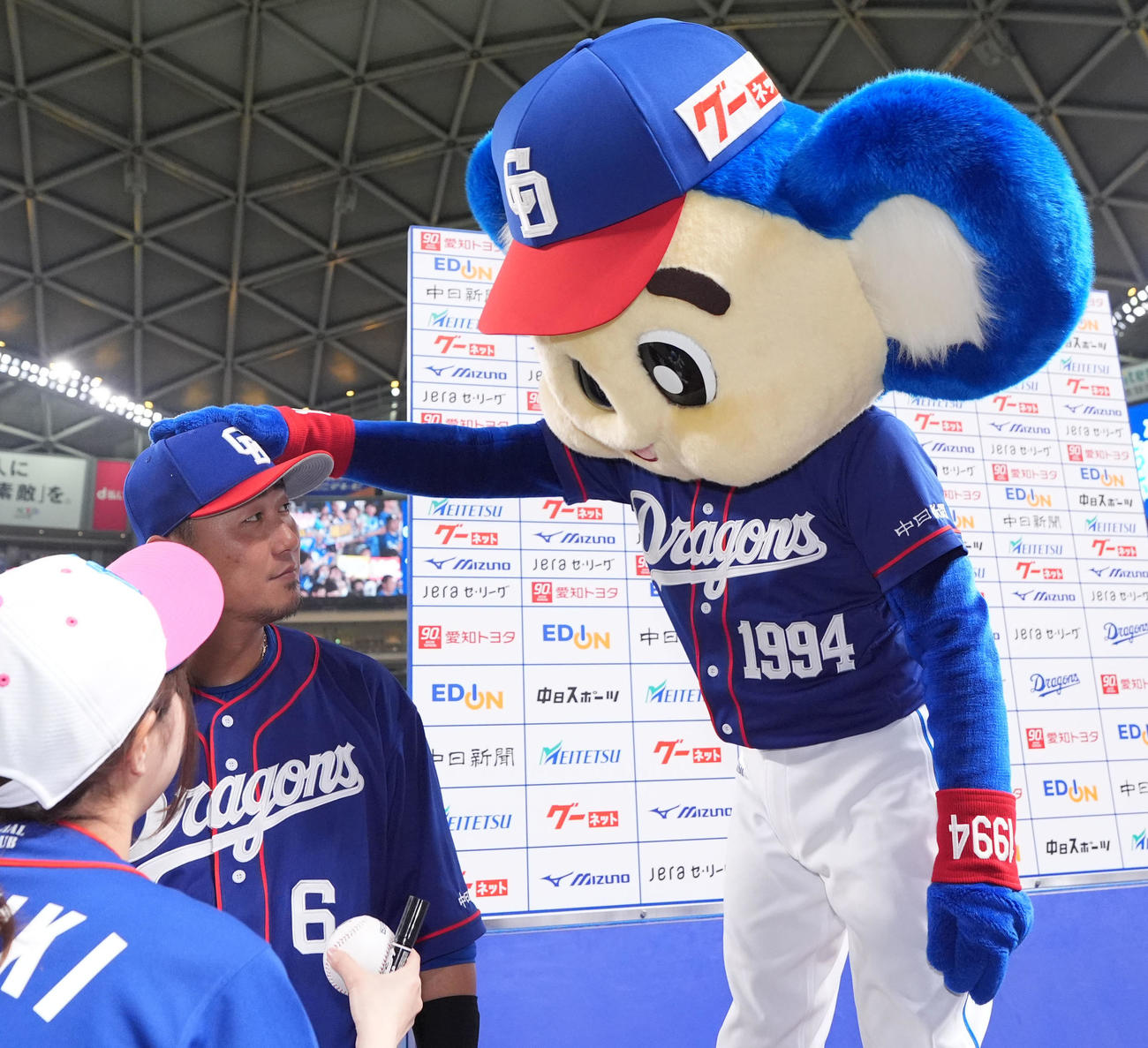 中日対DeNA　ヒーローインタビューを終え中田（左から2人目）はドアラから祝福を受ける（撮影・森本幸一）