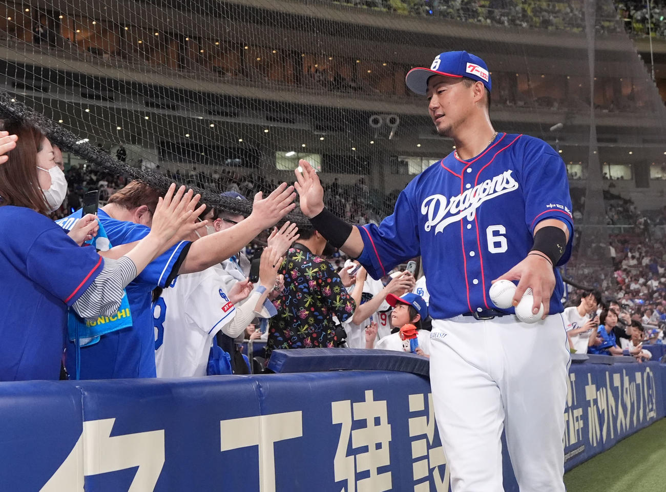 中日対DeNA　ヒーローインタビューを終え中田（右）はファンとタッチを交わす（撮影・森本幸一）