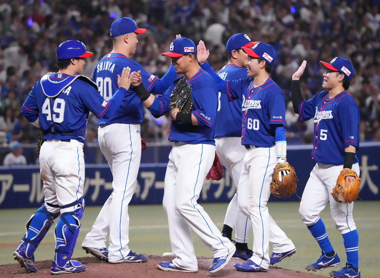 中日対DeNA　試合終了、DeNAに勝利し中田（中央）はナインとタッチを交わす（撮影・森本幸一）