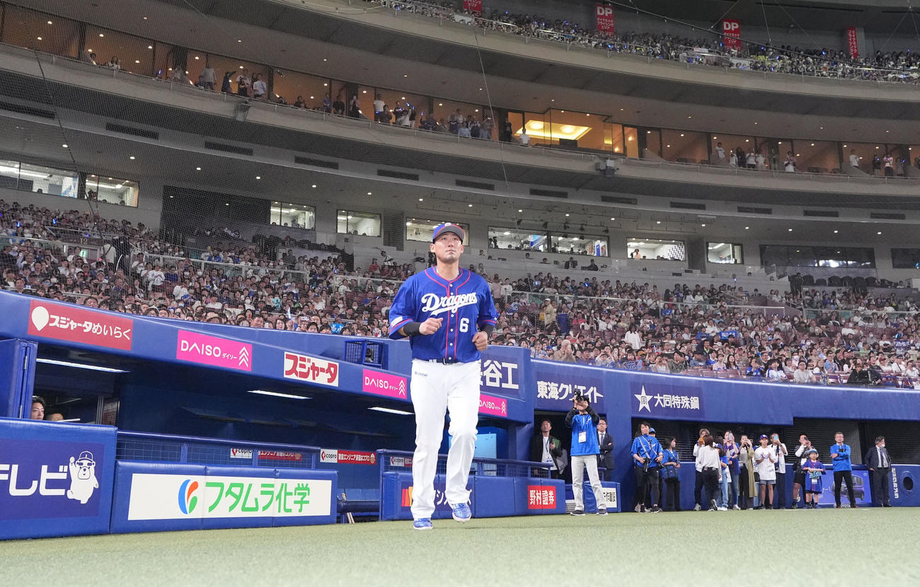 中日対DeNA　ヒーローインタビューへ向かう中田（撮影・森本幸一）