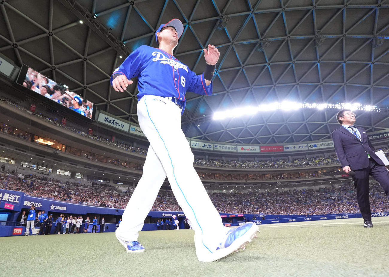 中日対DeNA　ヒーローインタビューへ向かう中田（撮影・森本幸一）