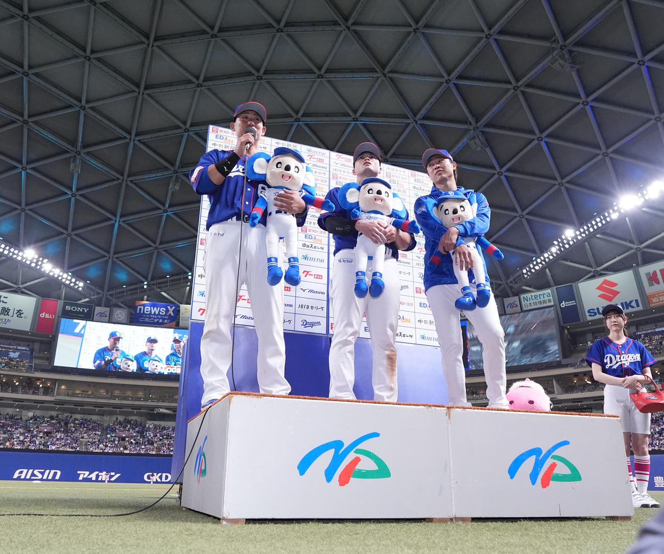中日対DeNA　ヒーローインタビューのお立ち台に上がる（左から）中田、細川、高橋宏（撮影・森本幸一）