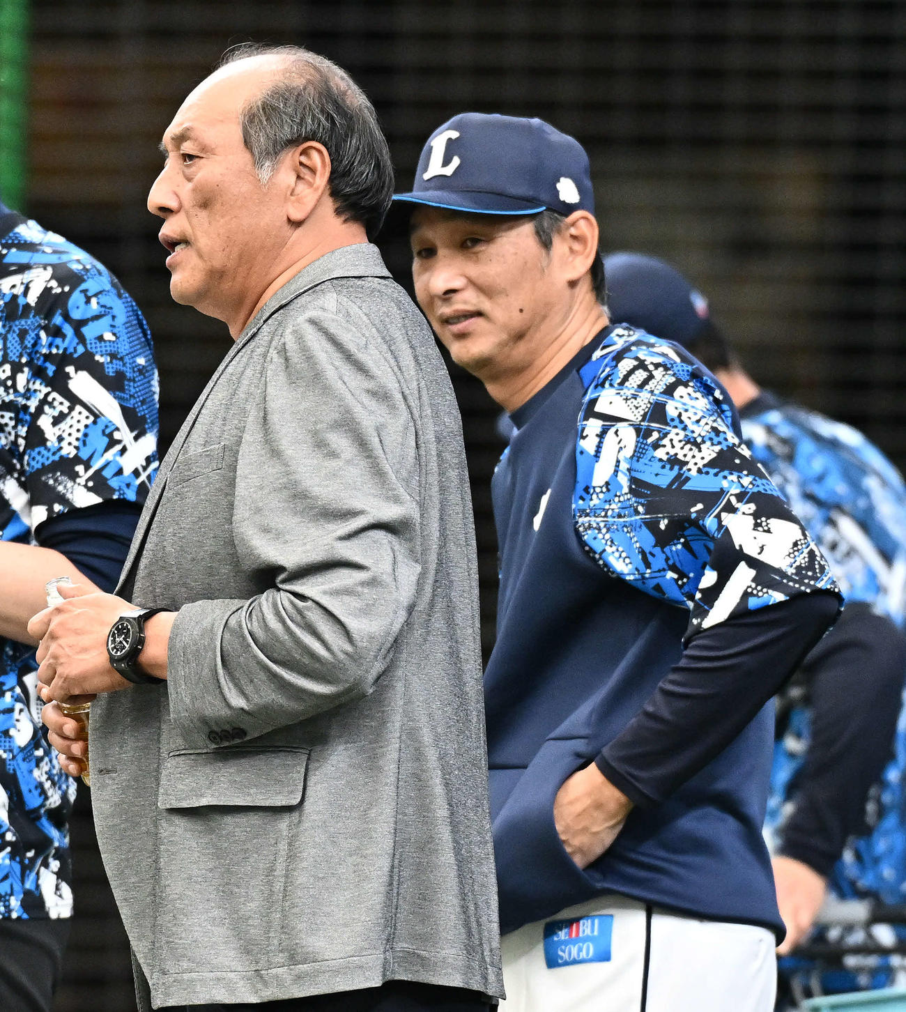 西武対ソフトバンク　試合前練習で西武西口文也監督は渡辺久信氏（左）と話す（撮影・滝沢徹郎）