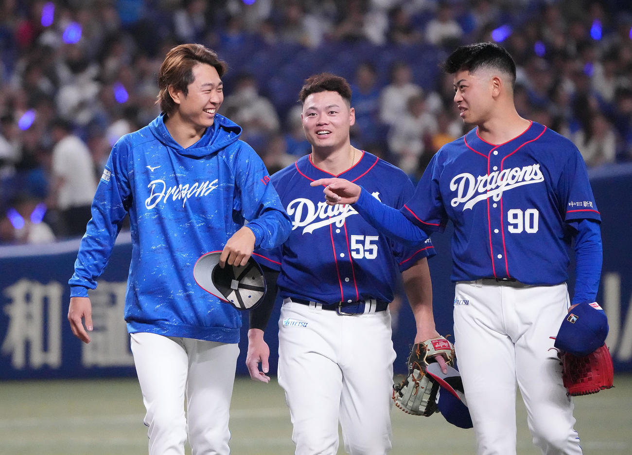 中日対DeNA　試合終了、高橋宏（左）は細川、松山らと談笑する（撮影・森本幸一）