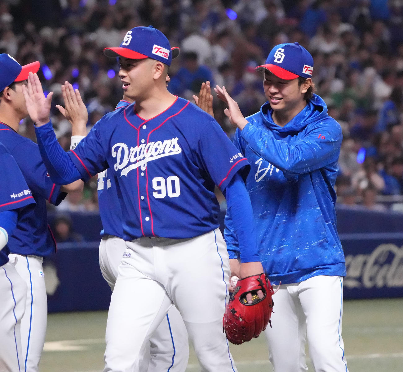 中日対DeNA　試合終了、DeNAに勝利し高橋宏（右）はナインとタッチを交わす（撮影・森本幸一）