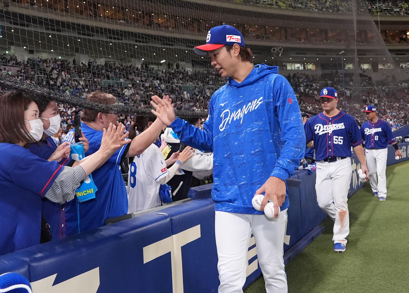 中日対DeNA　ヒーローインタビューを終え高橋宏（右から3人目）はファンとタッチを交わす（撮影・森本幸一）