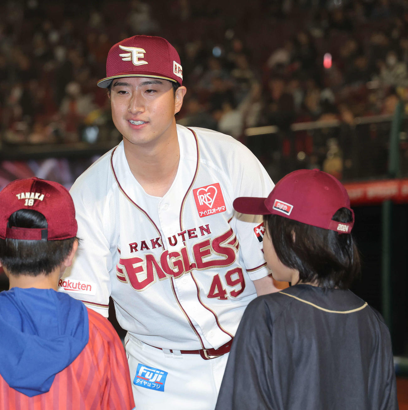 楽天対ロッテ　ロッテに勝利し、子どもたちとタッチを交わす楽天西垣（撮影・河田真司）