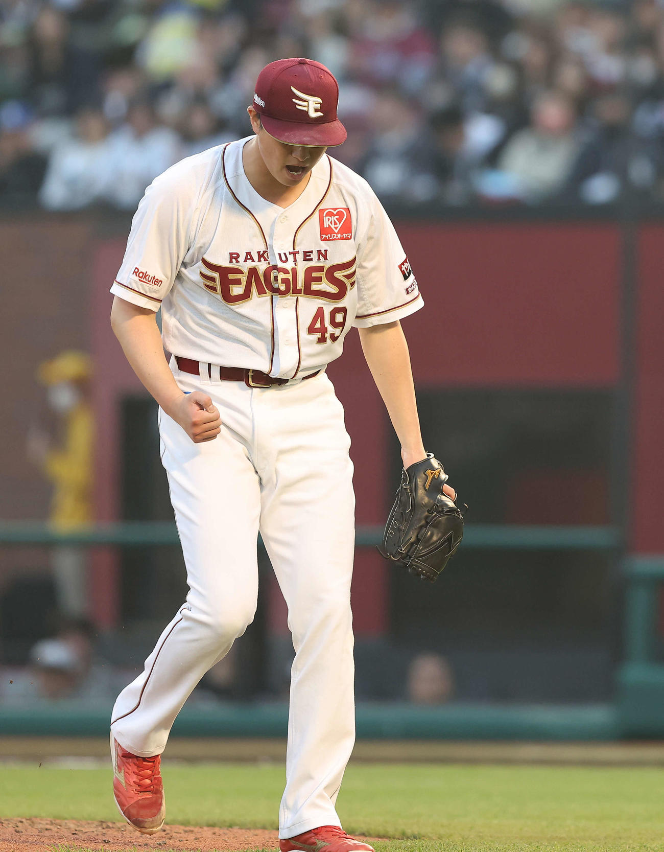 楽天対ロッテ　5回表を抑える西垣（撮影・河田真司）