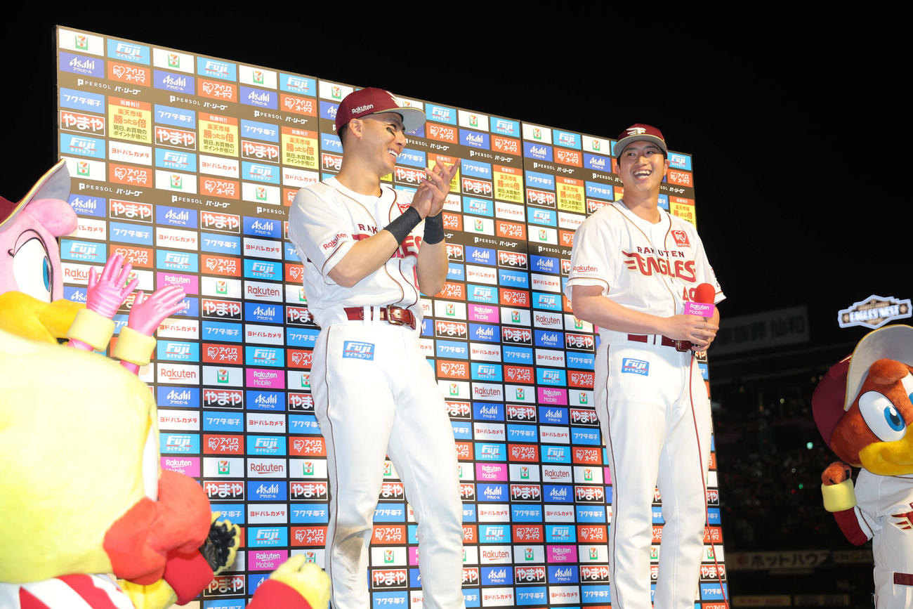 楽天対ロッテ　ロッテに勝利し、お立ち台で笑顔を見せる楽天村林（左）と西垣（撮影・河田真司）