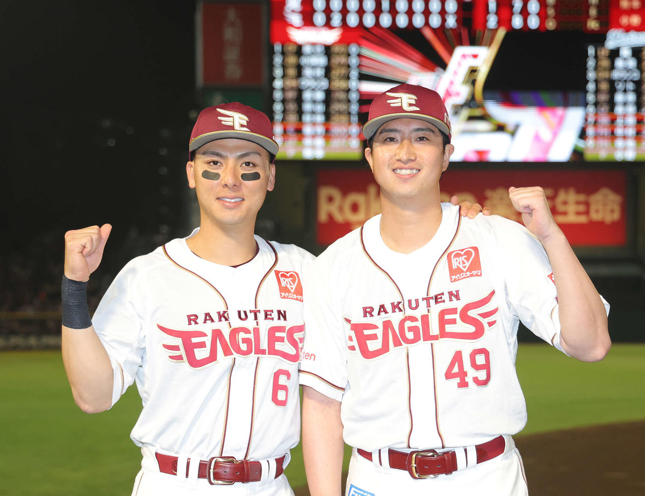 楽天対ロッテ　ロッテに勝利し、肩を組みガッツポーズで写真に納まる楽天村林（左）と西垣（撮影・河田真司）