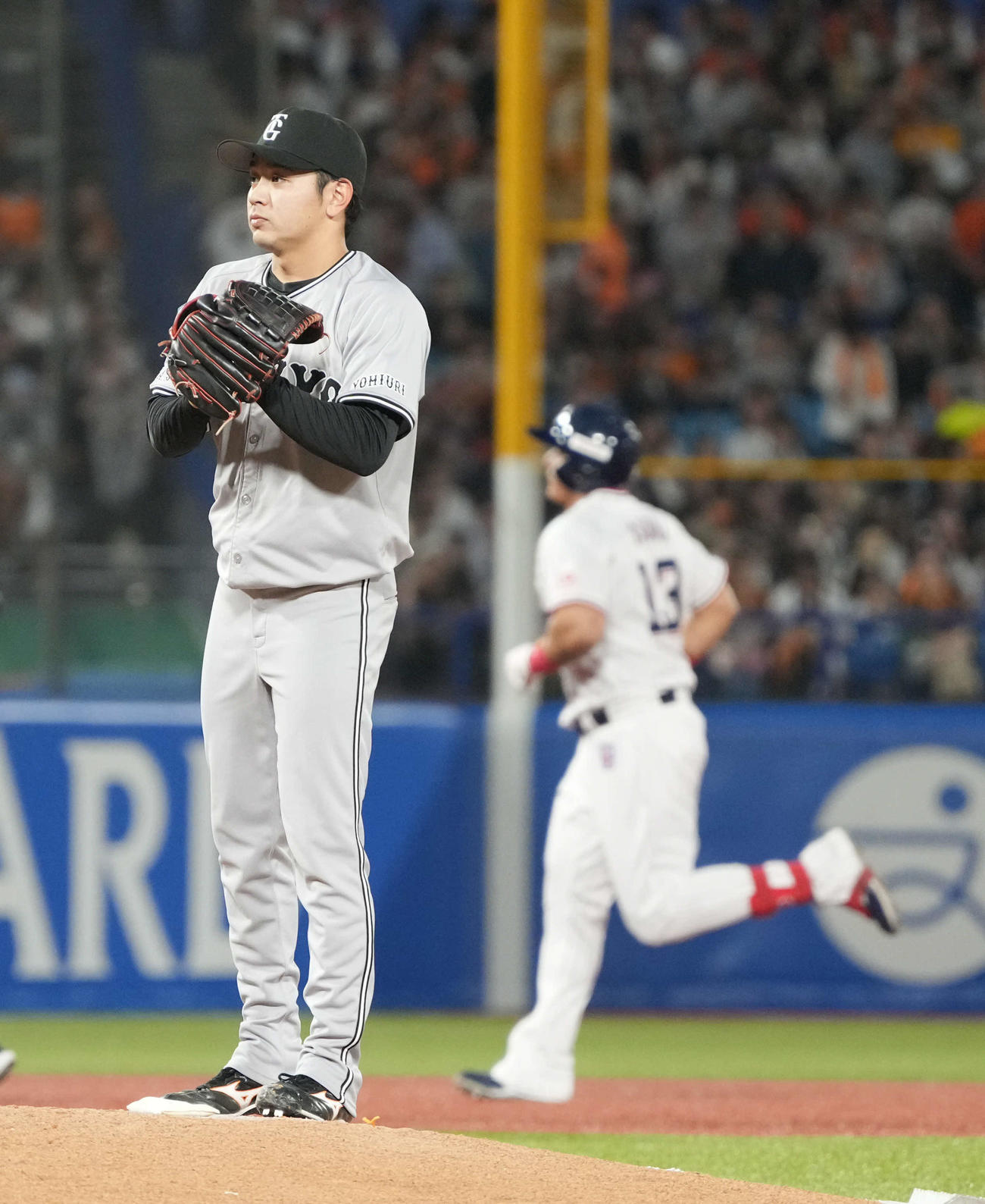 ヤクルト対巨人　2回裏ヤクルト無死、巨人先発の石川（左）はオスナに左越えの先制ソロ本塁打を許す（撮影・小沢裕）
