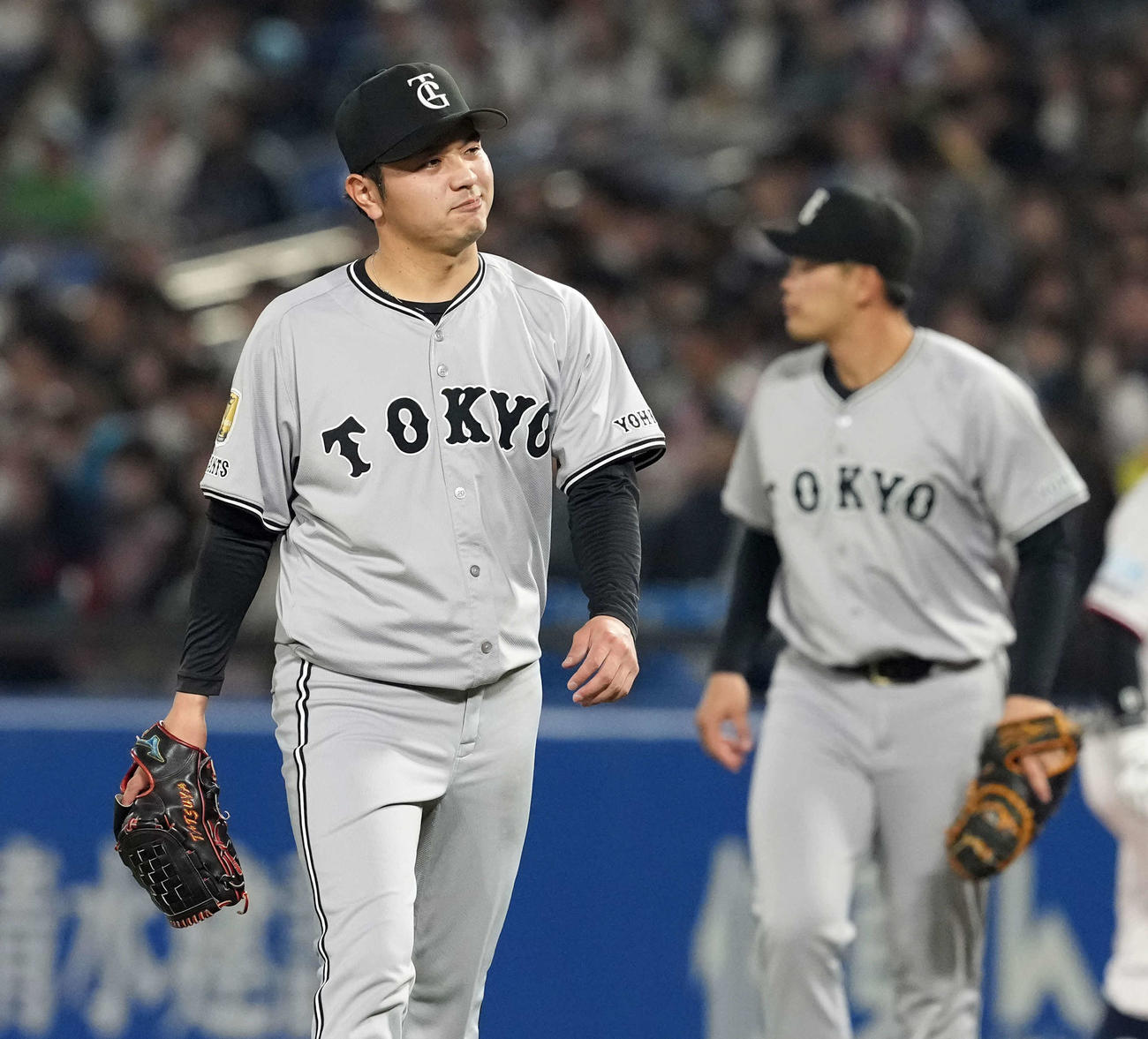 ヤクルト対巨人　2回裏、2失点し苦笑いを浮かべる巨人の先発石川（撮影・たえ見朱実）