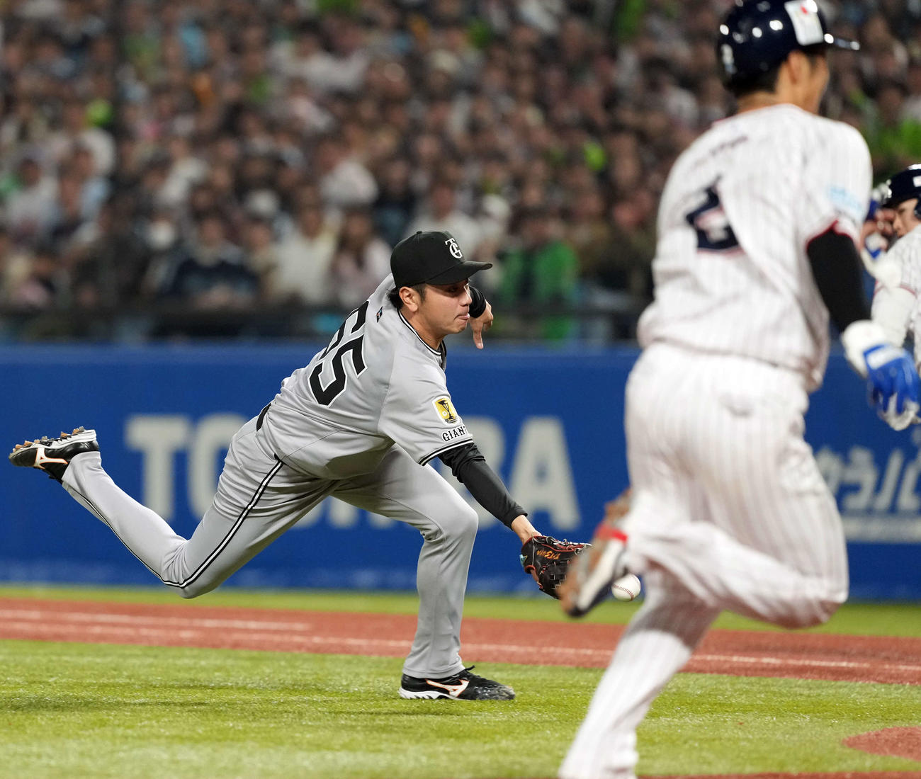 ヤクルト対巨人　4回裏ヤクルト1死三塁、並木の打球を捕球し本塁へ送球する石川（撮影・たえ見朱実）