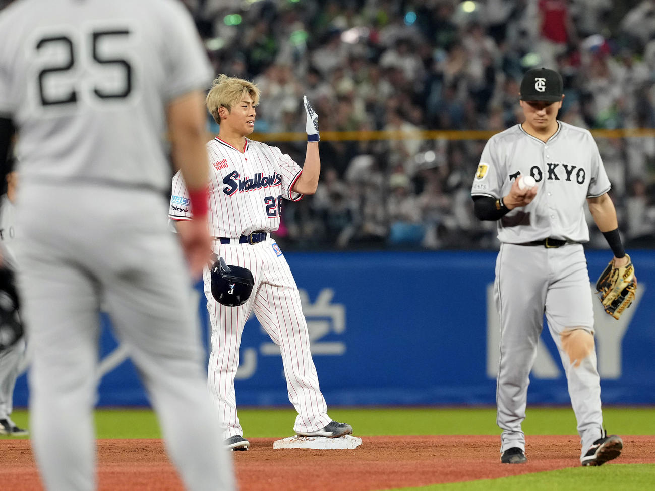 ヤクルト対巨人　2回裏ヤクルト2死三塁、右前に適時二塁打を放った山野（撮影・たえ見朱実）