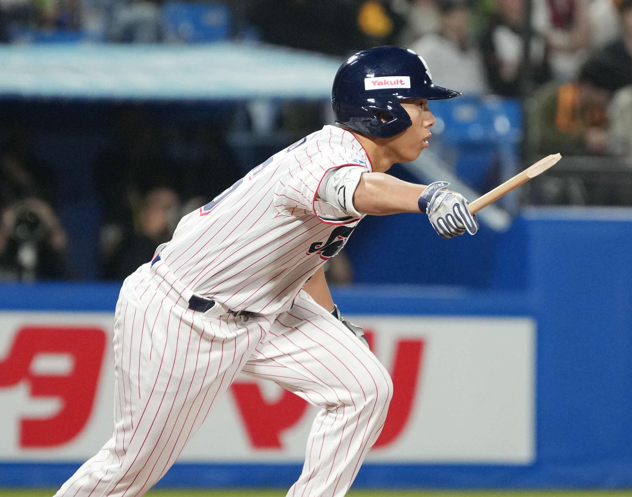 ヤクルト対巨人　2回裏ヤクルト2死三塁、山野はバットを折られながら右適時二塁打を放つ（撮影・小沢裕）