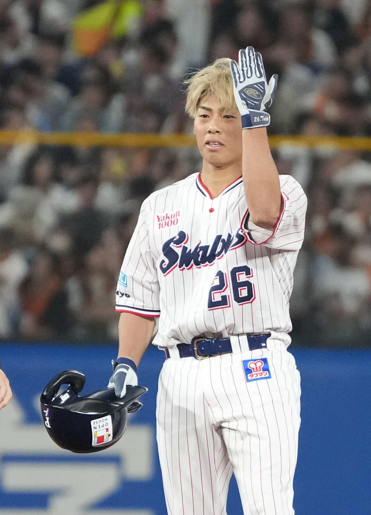 ヤクルト対巨人　2回裏ヤクルト2死三塁、山野は右適時二塁打を放ちベンチに向かって左手を掲げる（撮影・小沢裕）