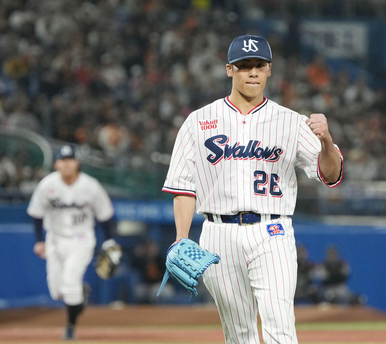 ヤクルト対巨人　4回表巨人2死三塁、ヤクルト先発の山野はヘルナンデスを遊ゴロに仕留めガッツポーズを決める（撮影・小沢裕）